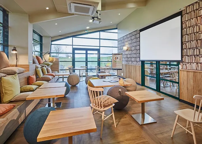 Отель Campanile Poitiers - Site Du Futuroscope Чассенеуил-Ду-Поитоу